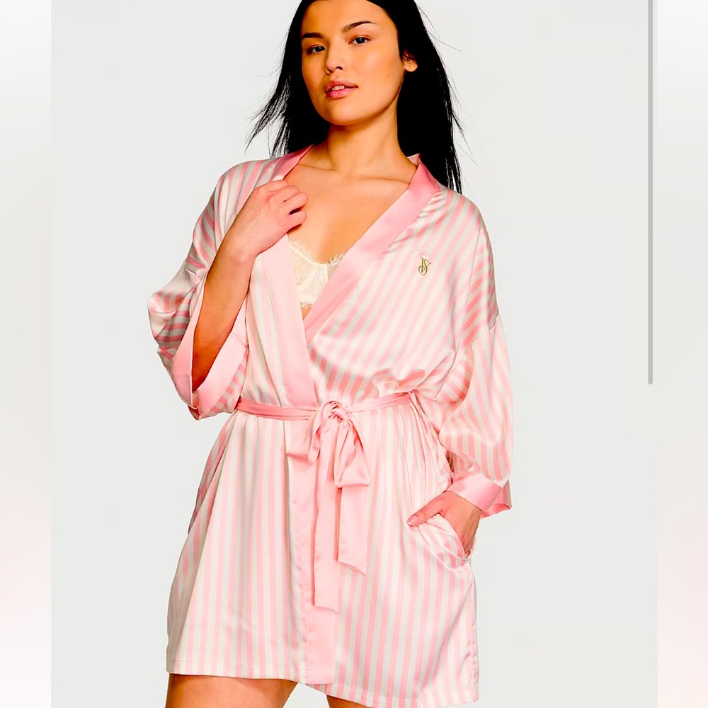 Vs tour 23 robe iconic stripe size M